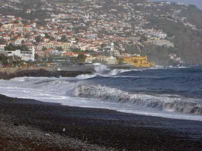 aaltoja rannalla